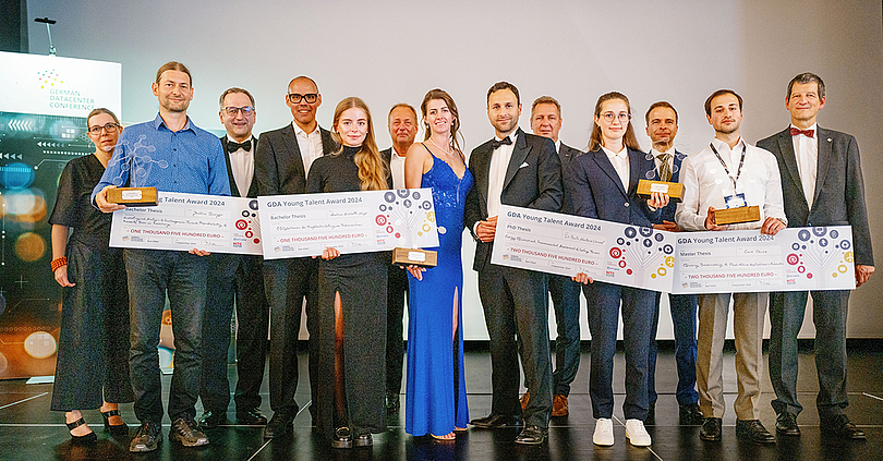 German Datacenter Association ehrt Nachwuchstalente und stärkt den Digitalstandort Deutschland – Mitglieder der Jury, Schirmherr, Sponsoren und GDA-Vorstand gratulieren den diesjährigen Gewinnern des GDA-Nachwuchsförderpreis. Foto: Marc Holstein / GDA